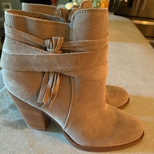 9M SOLE SOCIETY BOOTIES